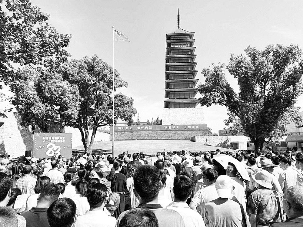 ▲2020年8月13日,民革上海市委会联合上海市黄埔军校同学会、上海淞沪抗战纪念馆等单位举行全民族抗战暨“八一三”淞沪会战爆发83周年纪念活动,各方人士在纪念广场参加活动。