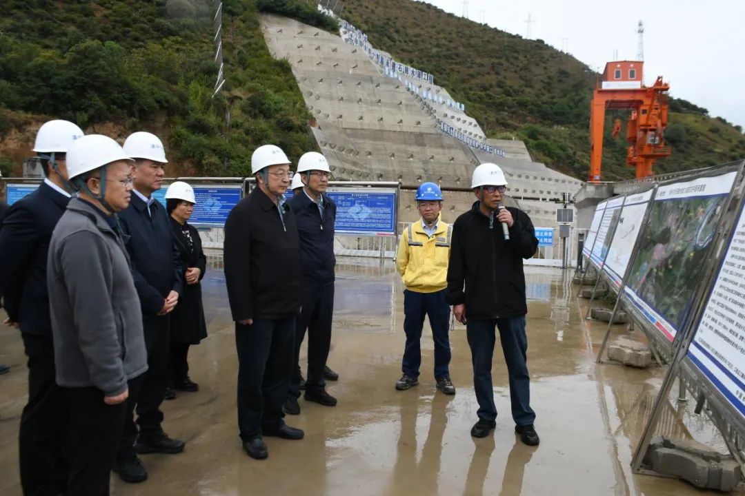 调研组一行在丽江调研