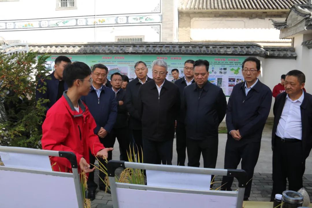 调研组一行在古生村科技小院调研