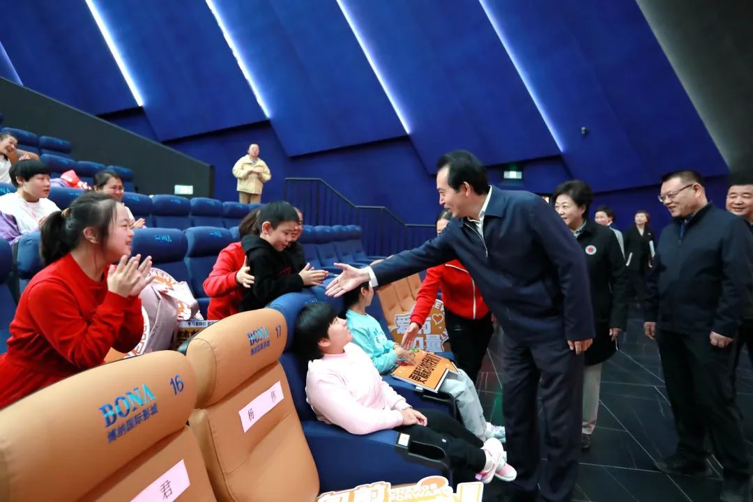 陈雍主席与孤残青年儿童互动。