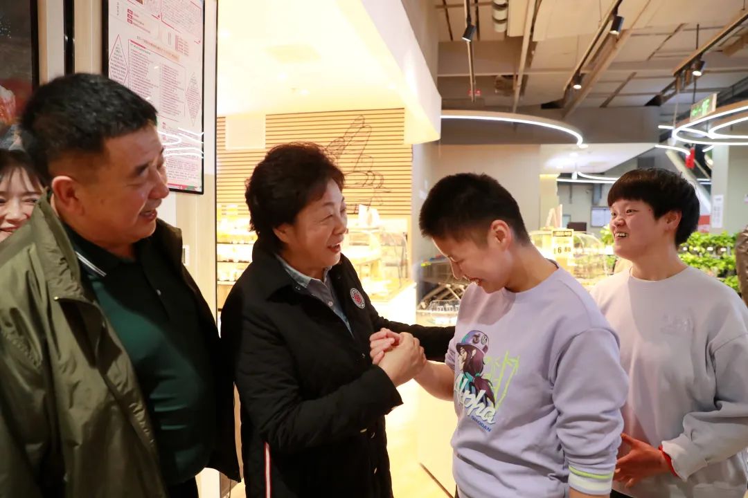 自治区政协副主席马文娟与孤残青年儿童暖心互动。