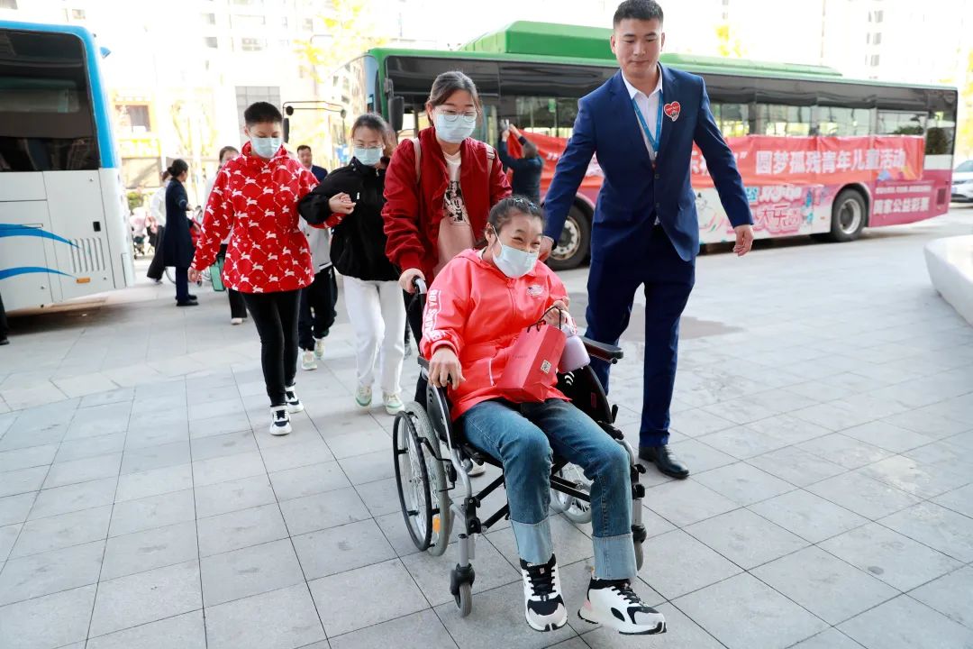 建发集团志愿者一对一陪护孩子们进入建发悠阅城。