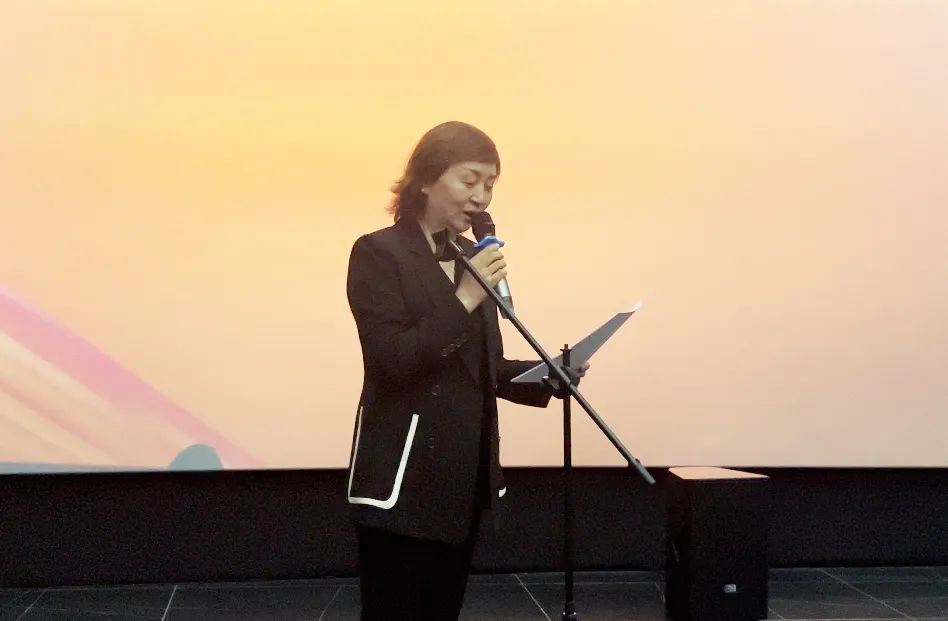 银川建发集团高级副总裁、阅彩集团总经理王宁君主持活动。