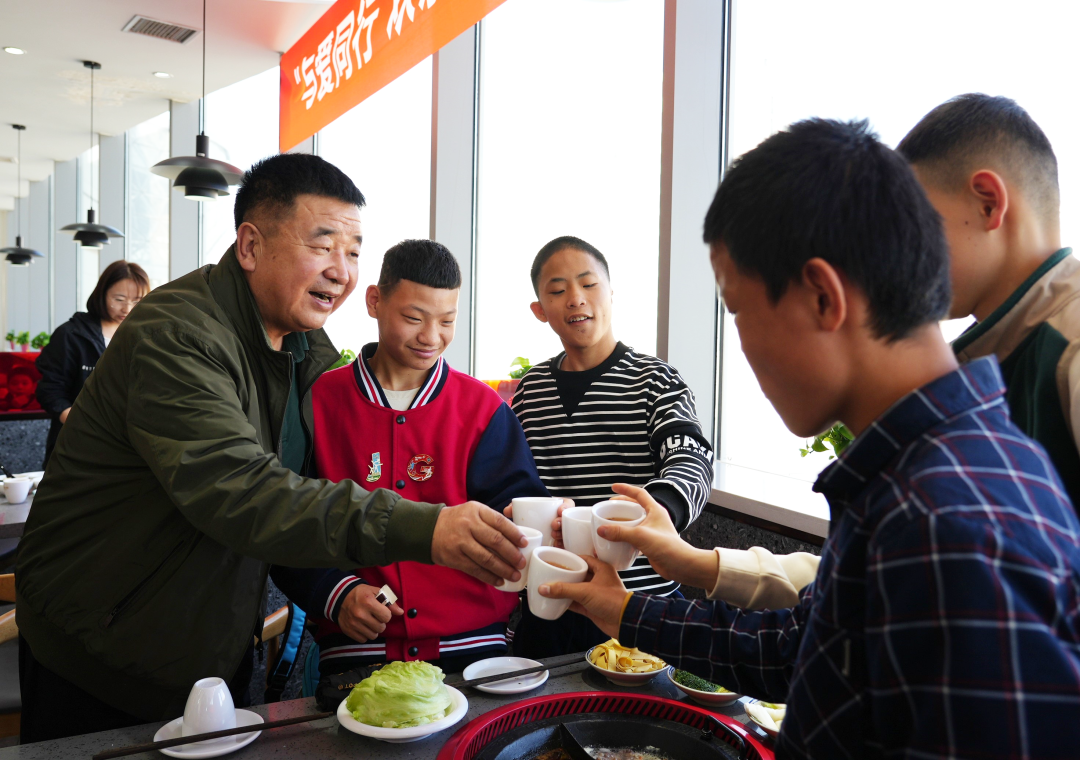 “祝福你们开心快乐!” 自治区政协常委、建发集团党委书记杨伟为孤残青年儿童送去诚挚的祝福。