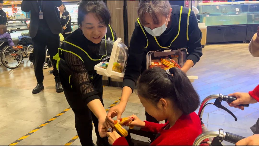 为孩子们送上精心准备的小礼品。
