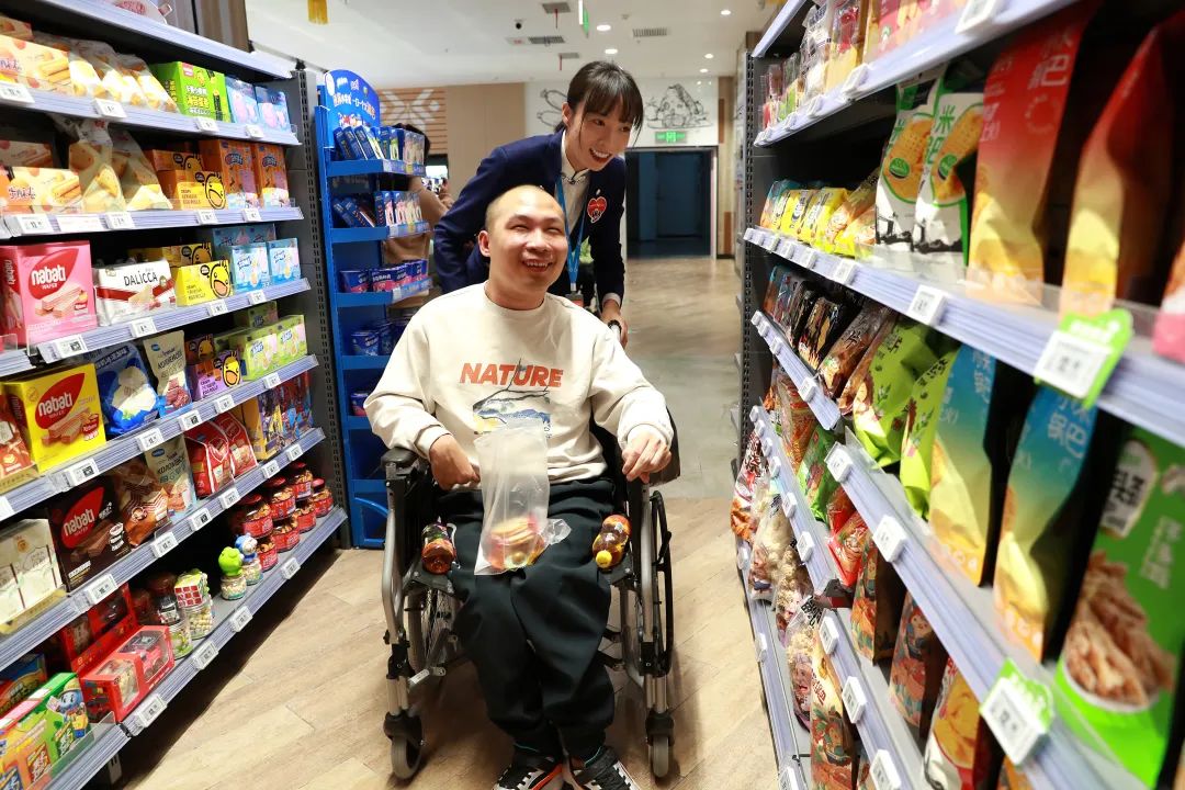 挑选喜欢的商品。