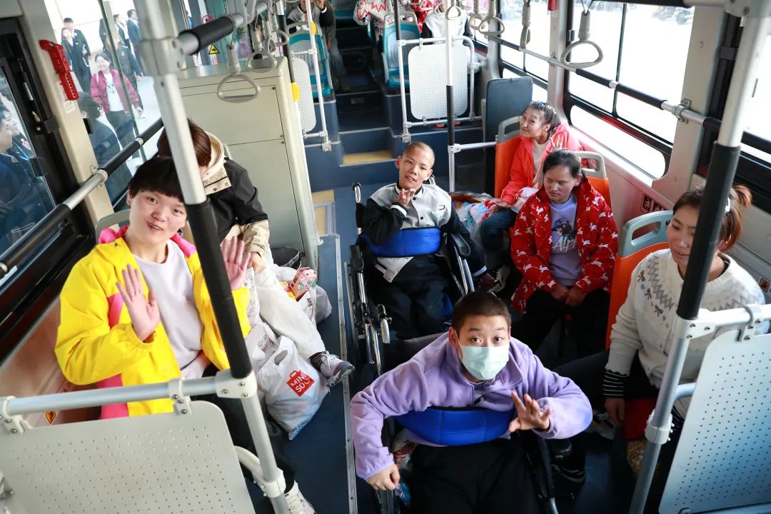 “因为有你们,这个城市更加温暖。”收获满满的一天,大家踏上归途。
