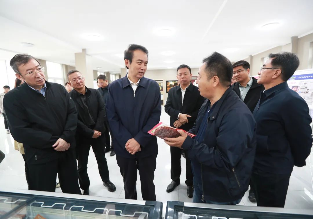 10月17日,自治区政协主席陈雍带领调研组在宁夏欣海情食品科技有限公司了解预制菜生产、联农带农产业及现代有机农业发展情况。