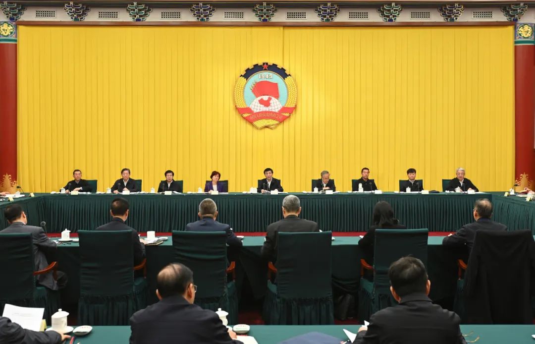 11月11日,十四届全国政协第二十五次双周协商座谈会在北京召开,中共中央政治局常委、全国政协主席王沪宁主持会议。