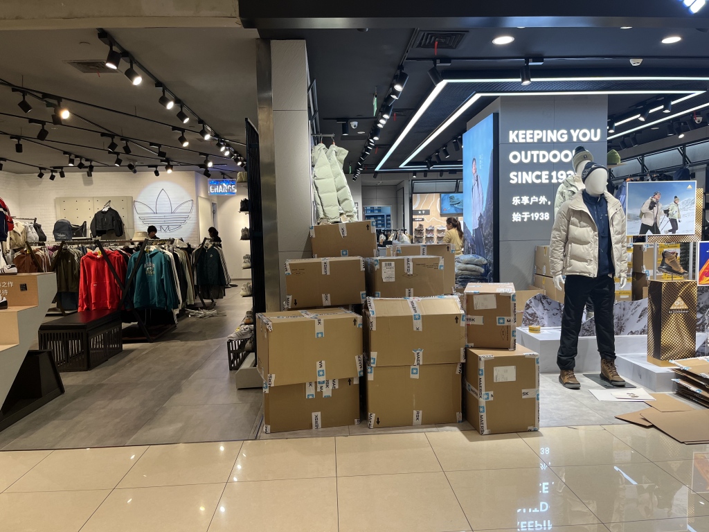 12月13日,上海第一八佰伴,商家堆叠的货箱,各品牌备战12月31日的年底大促活动,备货量增加5-6倍。