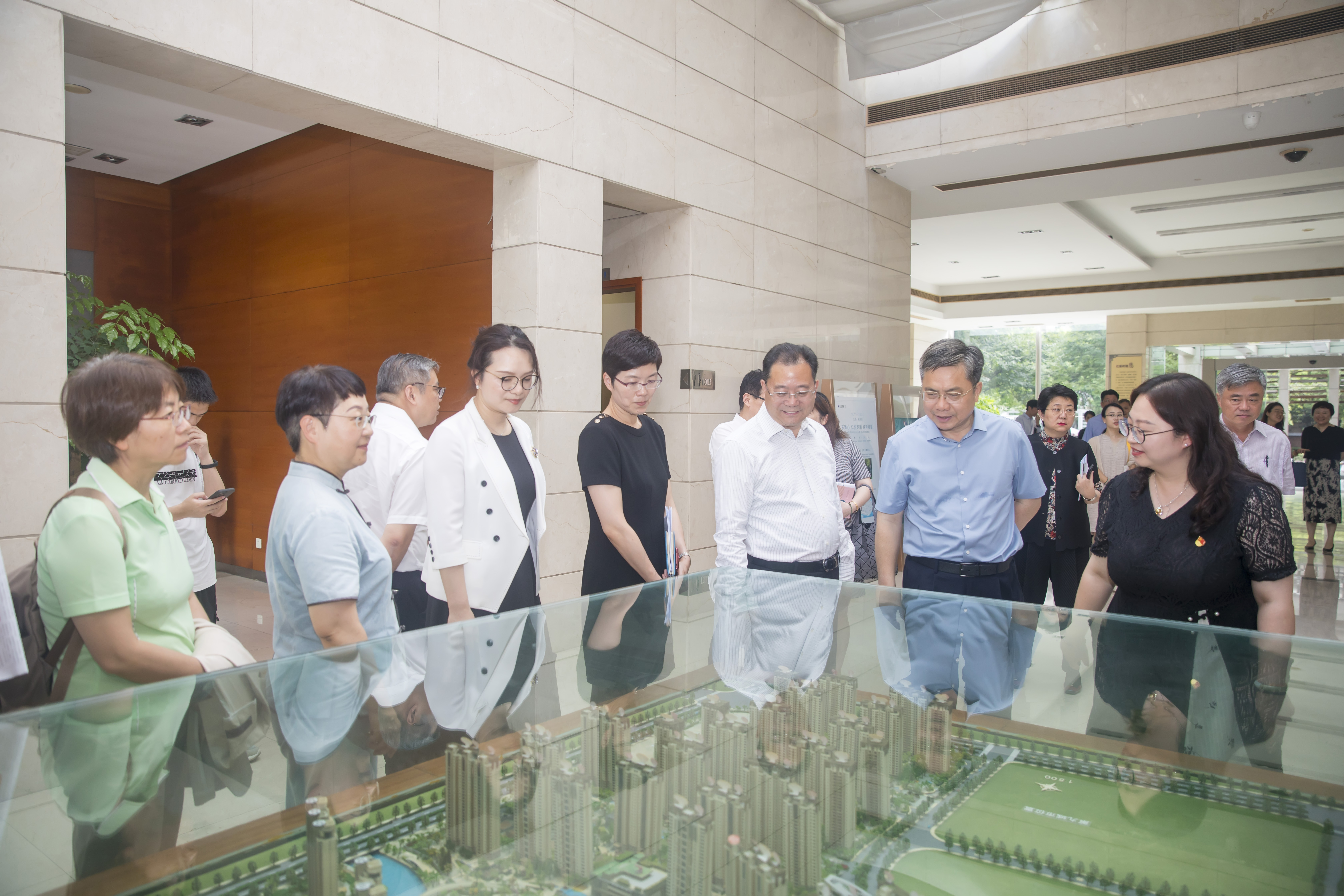 7月25日下午，上海市政协对外友好委员会联合市政协提案委员会和浦东新区政协召开重点提案督办办理推进会，调研浦东新区联洋国际社区。