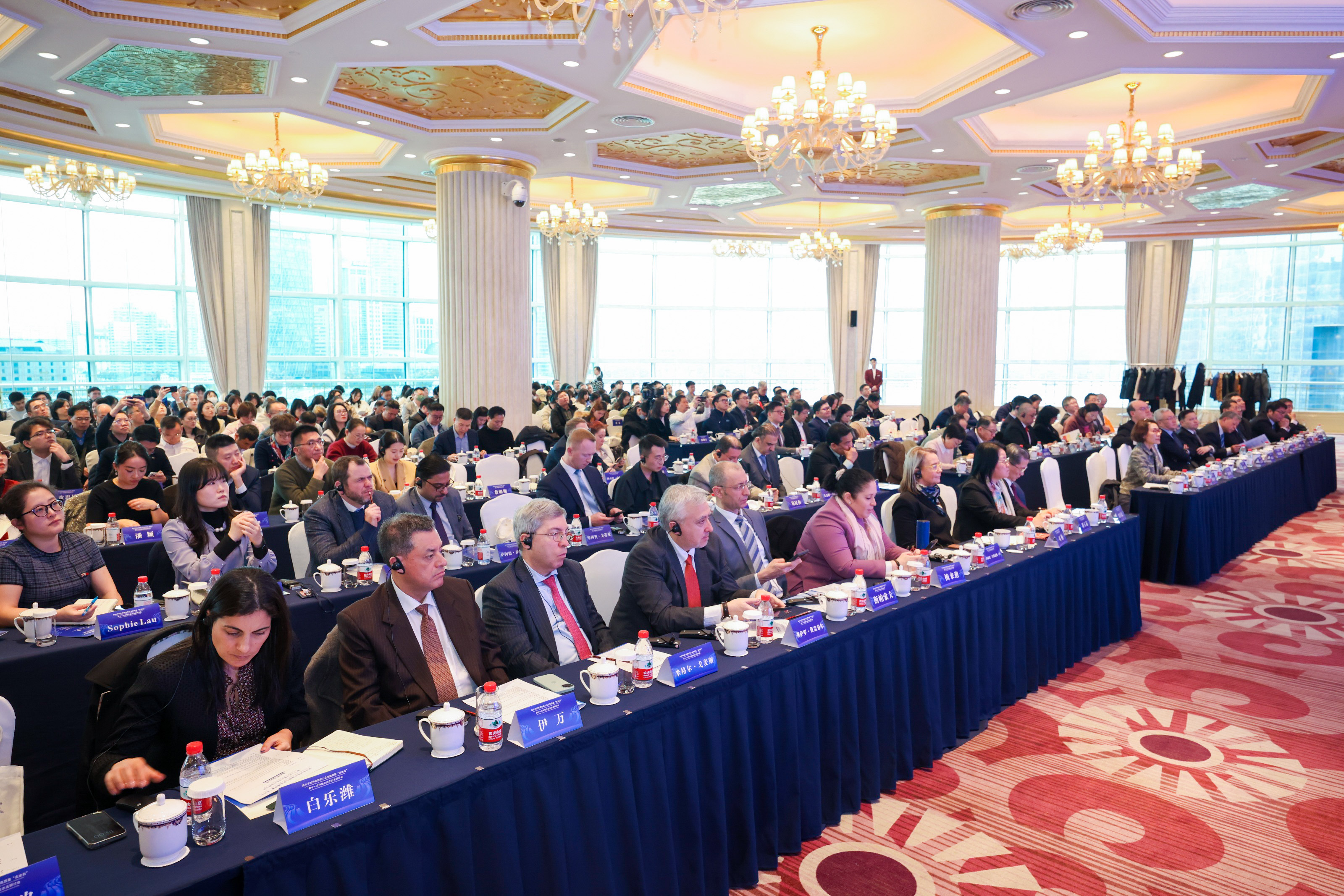 12月9日，由中国公共外交协会、上海市政协主办，上海市政协对外友好委员会协办的“高水平对外开放助力企业高质量‘走出去’——第十一次中国企业走出去研讨会”在沪召开。