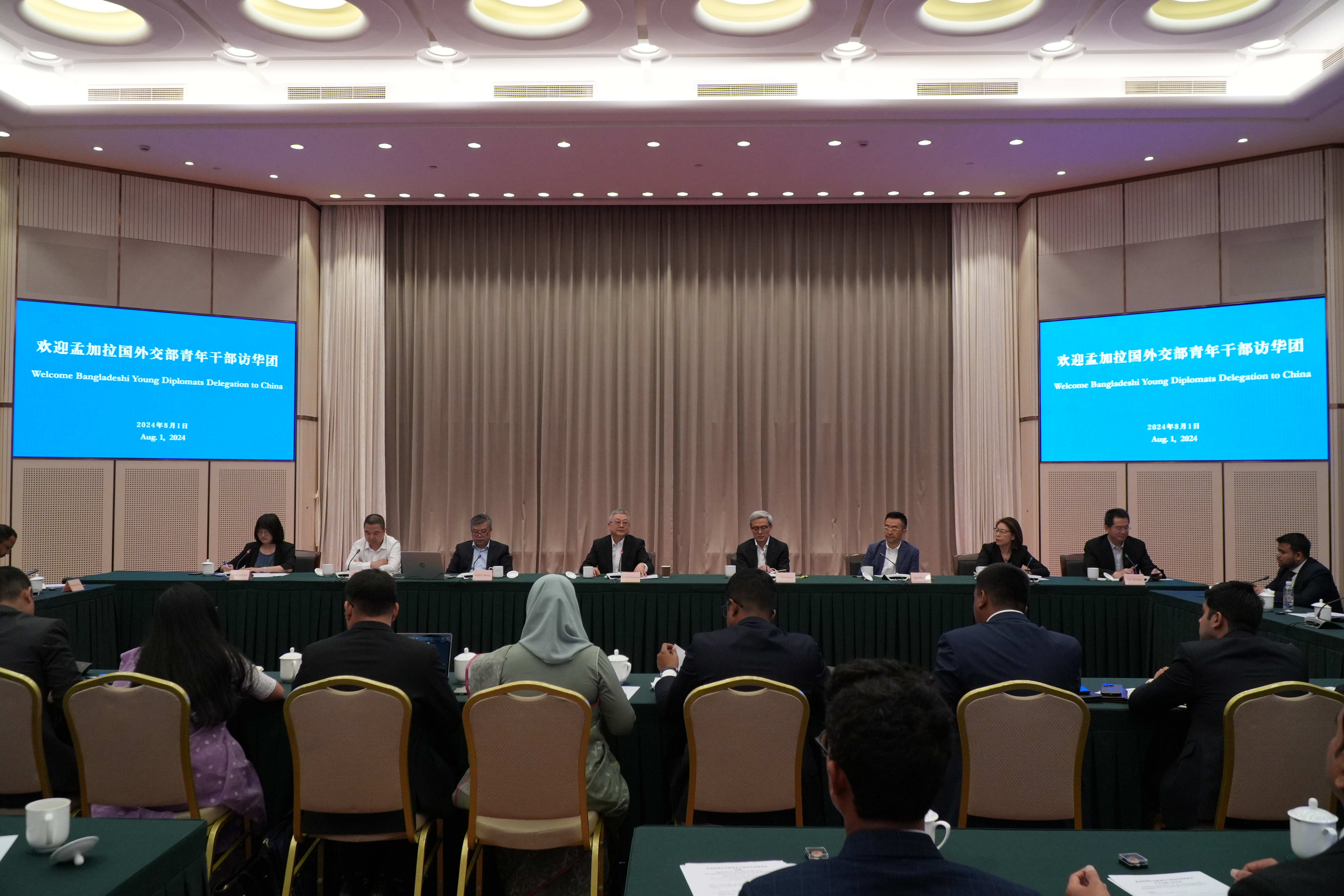 8月1日上午，孟加拉国外交部青年干部访华团赴上海市政协参观，并进行座谈交流。