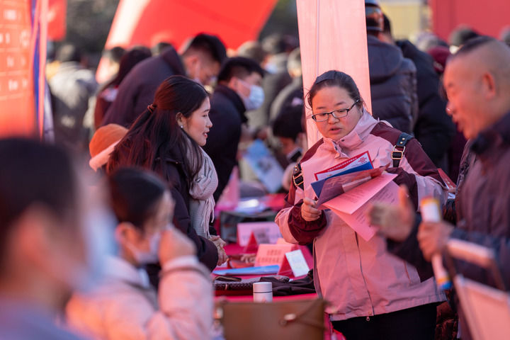 2025年1月15日，安徽省合肥市肥东县举行“迎新春 启新程”就业援助月专场招聘会，求职者在招聘会现场了解招聘信息。新华社发（阮雪枫摄）