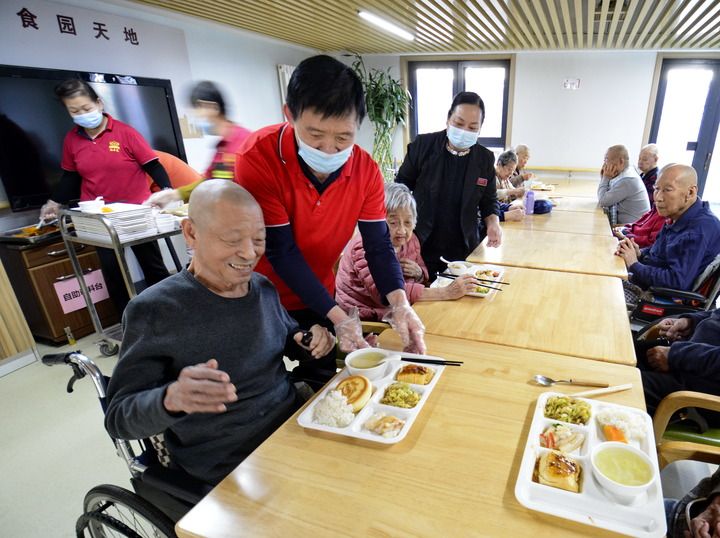 2025年1月9日，老人在北京市朝阳区来广营福寿苑养老照料中心准备吃午饭。 新华社记者 李欣 摄