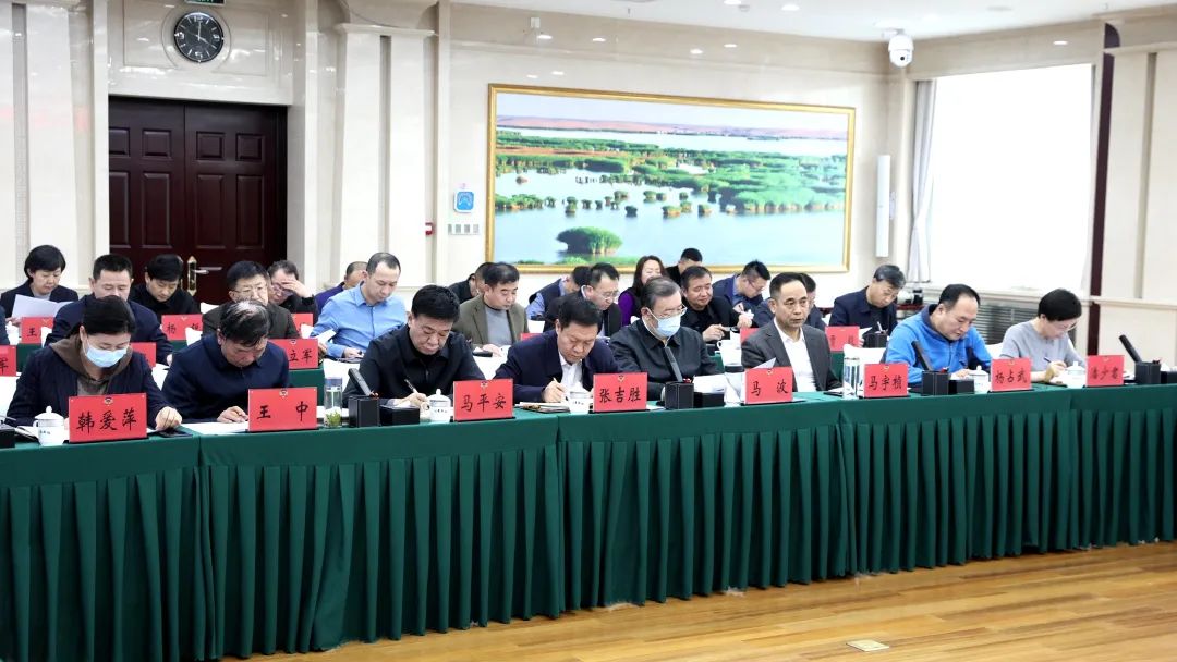 自治区政协主席会议成员、办公厅、各专委会负责同志，分别围绕贯彻落实自治区党委对政协工作的新要求作发言。