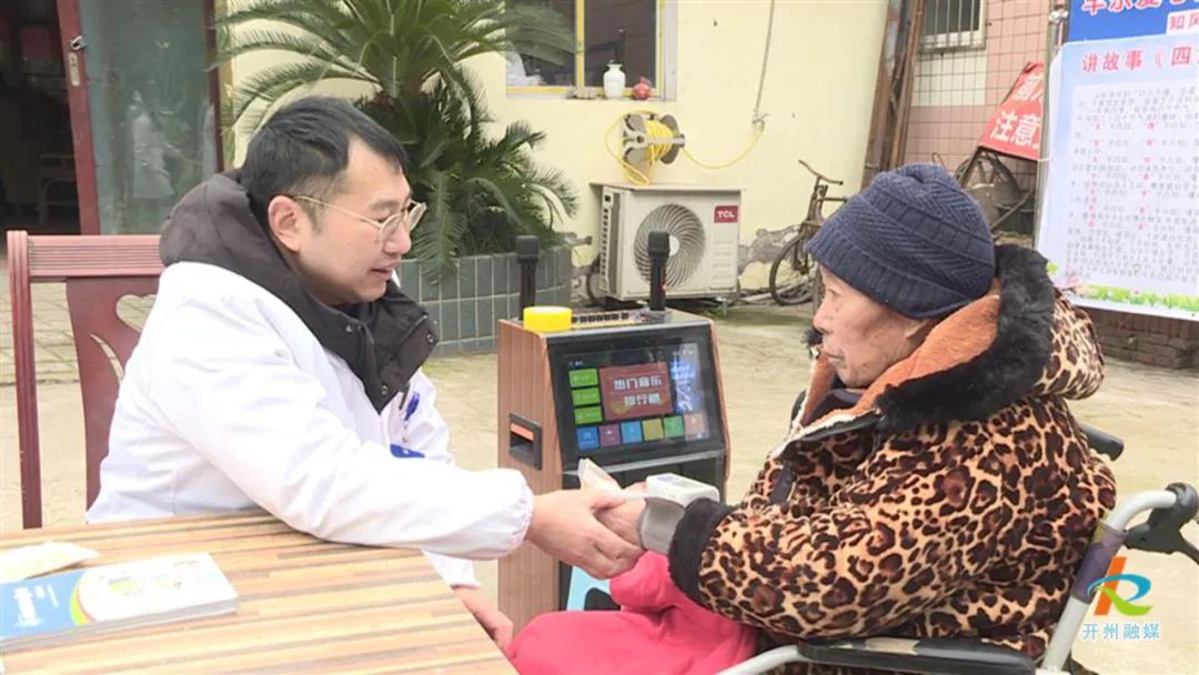 医护人员走进养老院开展健康宣教颜小镇摄