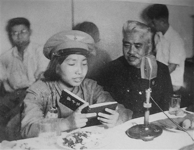 1951年,吴蕴初陪同女儿吴志莲在上海人民广播电台作参军动员。