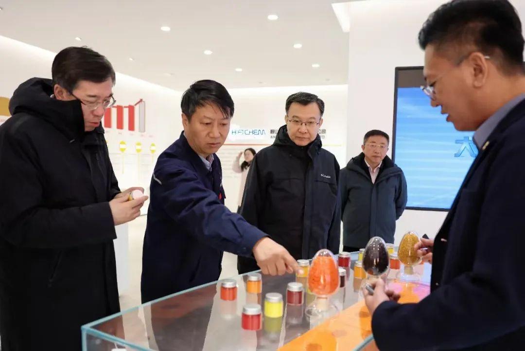 周波在鞍山七彩化学股份有限公司调研。