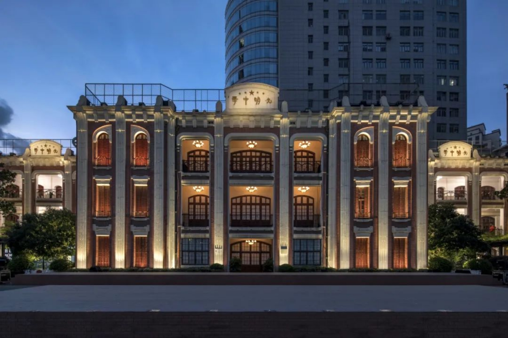 “点亮”后的光明中学主教学楼