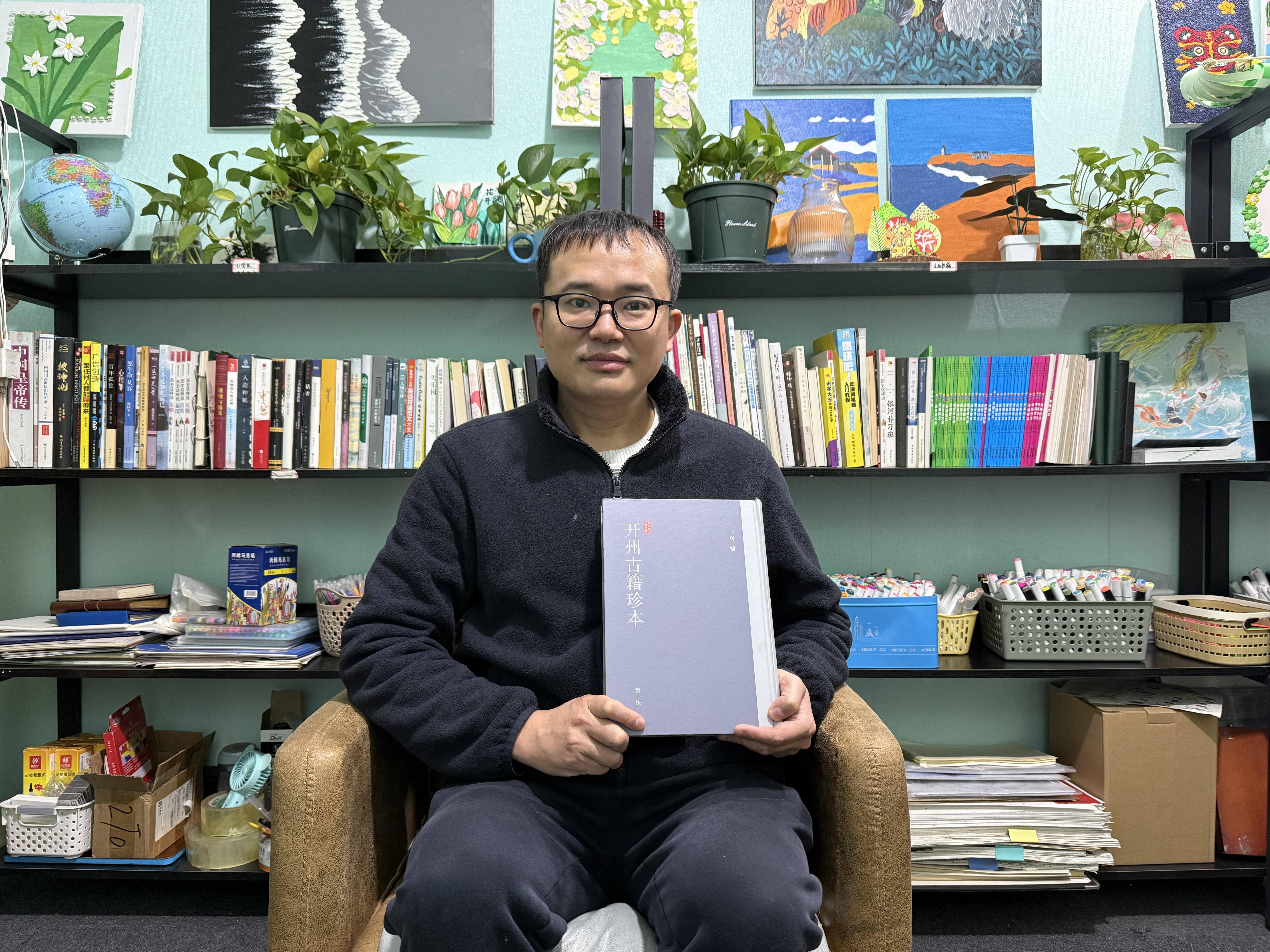 ▲记为家乡守护文脉的著书人马利 开州日报记者熊瑛/图