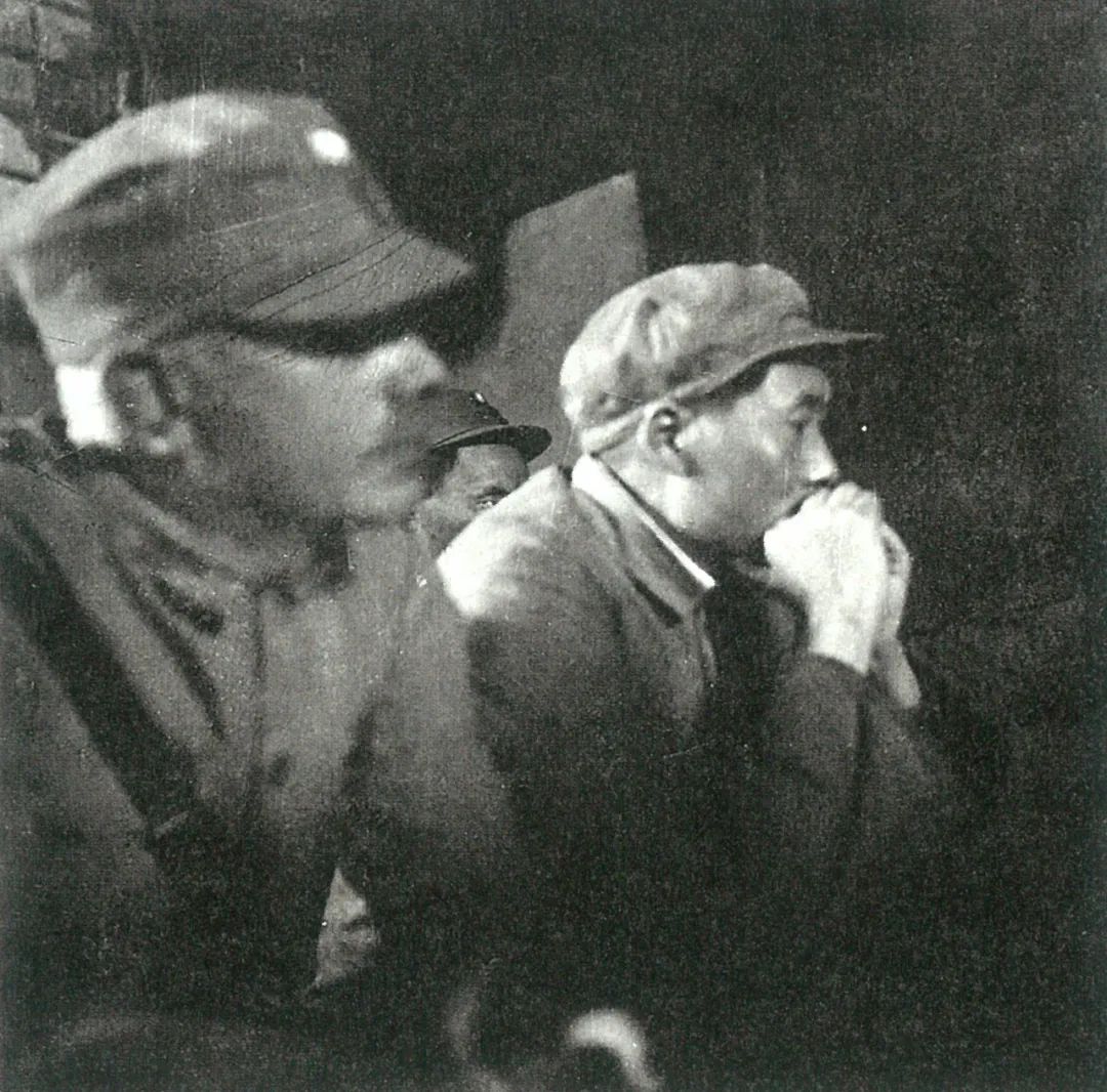 1938年4月,白求恩在延安与毛泽东合影