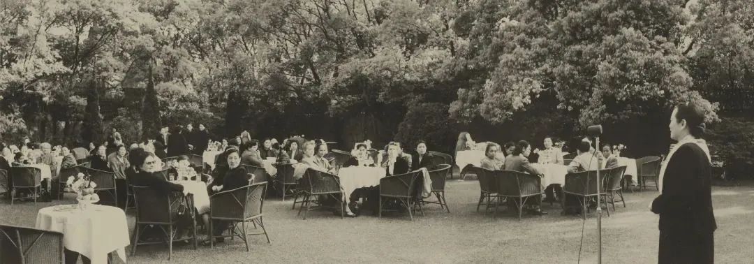 1956年5月11日,宋庆龄在上海寓所草坪举行茶会,欢迎前来我国参加国际民主妇女联合会理事会北京会议后,第二批来上海参观的24个国家的妇女代表。茶会上,中国福利会儿童剧团为客人们表演了精彩的节目,尼泊尔、朝鲜、加拿大、约旦等国的代表也情不自禁地唱起了她们的本国民歌,在草坪上翩翩起舞。国际民主妇女联合会理事,蒙古的登奇吉·加拉姆扎夫人和黎巴嫩的林达夫人分别演唱了中国歌曲《在那遥远的地方》和《东方红》。印度、朝鲜、蒙古等国的代表分别向宋庆龄赠送了台布、人参、和平鸽纪念章等礼物。