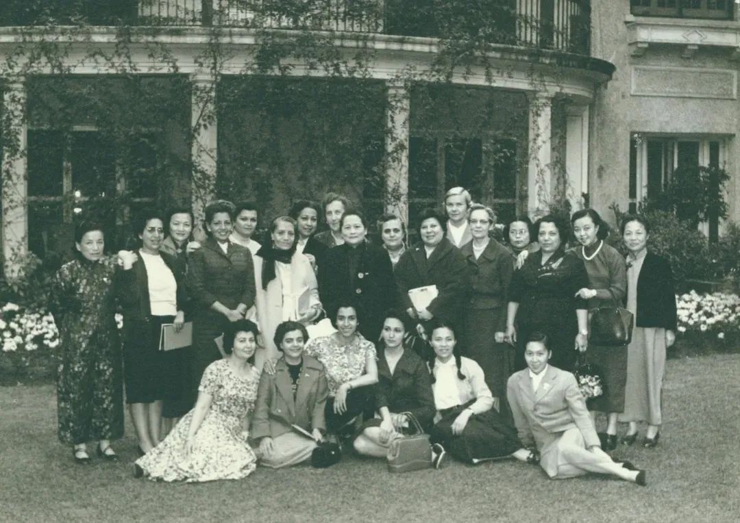 1958年10月16日,宋庆龄在上海寓所会见应我国妇联邀请前来参加国庆观礼及参观访问的阿拉伯联合共和国、澳大利亚、波兰、挪威等国妇女代表团。二排中为宋庆龄。