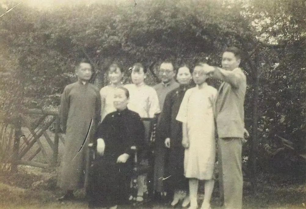 1929年6月,宋庆龄与家人在上海合影