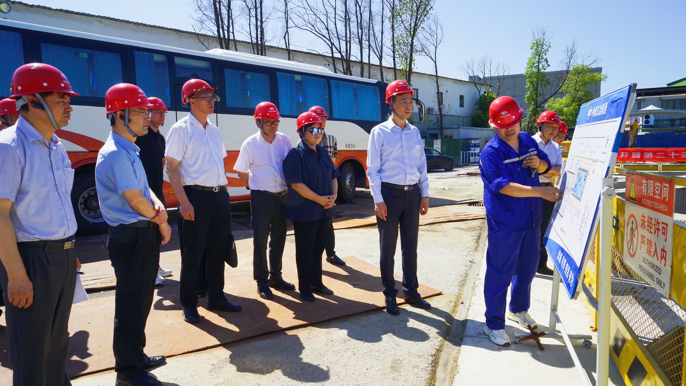 2024年7月4日,宝山区政协聚焦“雨污混接普查和整治专项工作”,开展专项民主监督视察活动