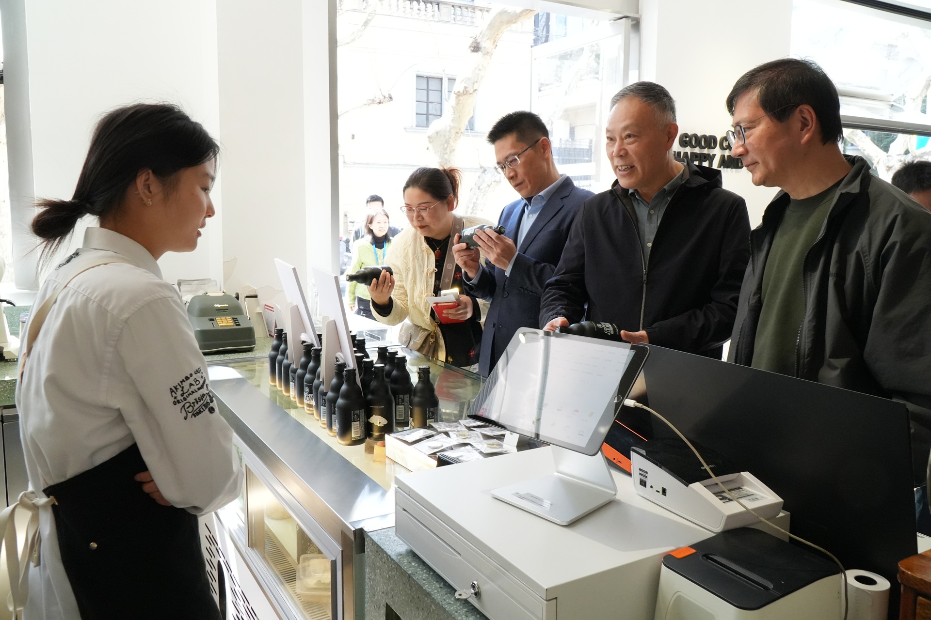 考察组在番禺路调研