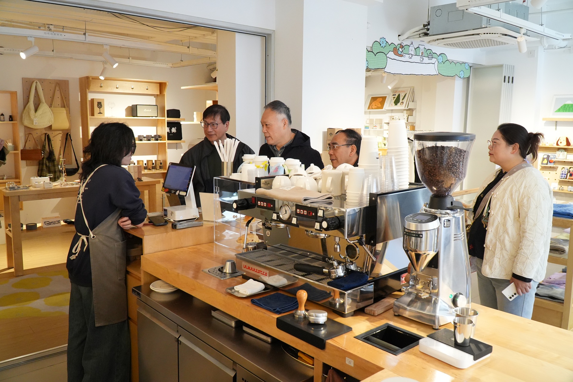 考察组在番禺路调研