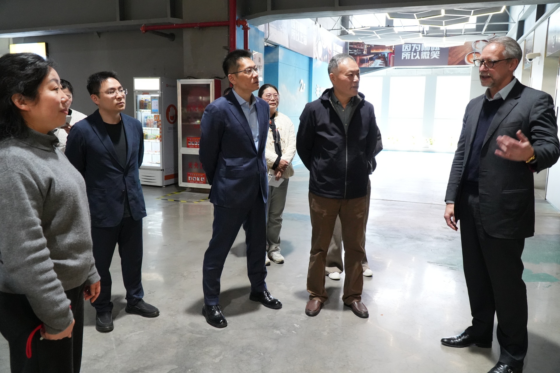 考察组在虹桥品汇调研