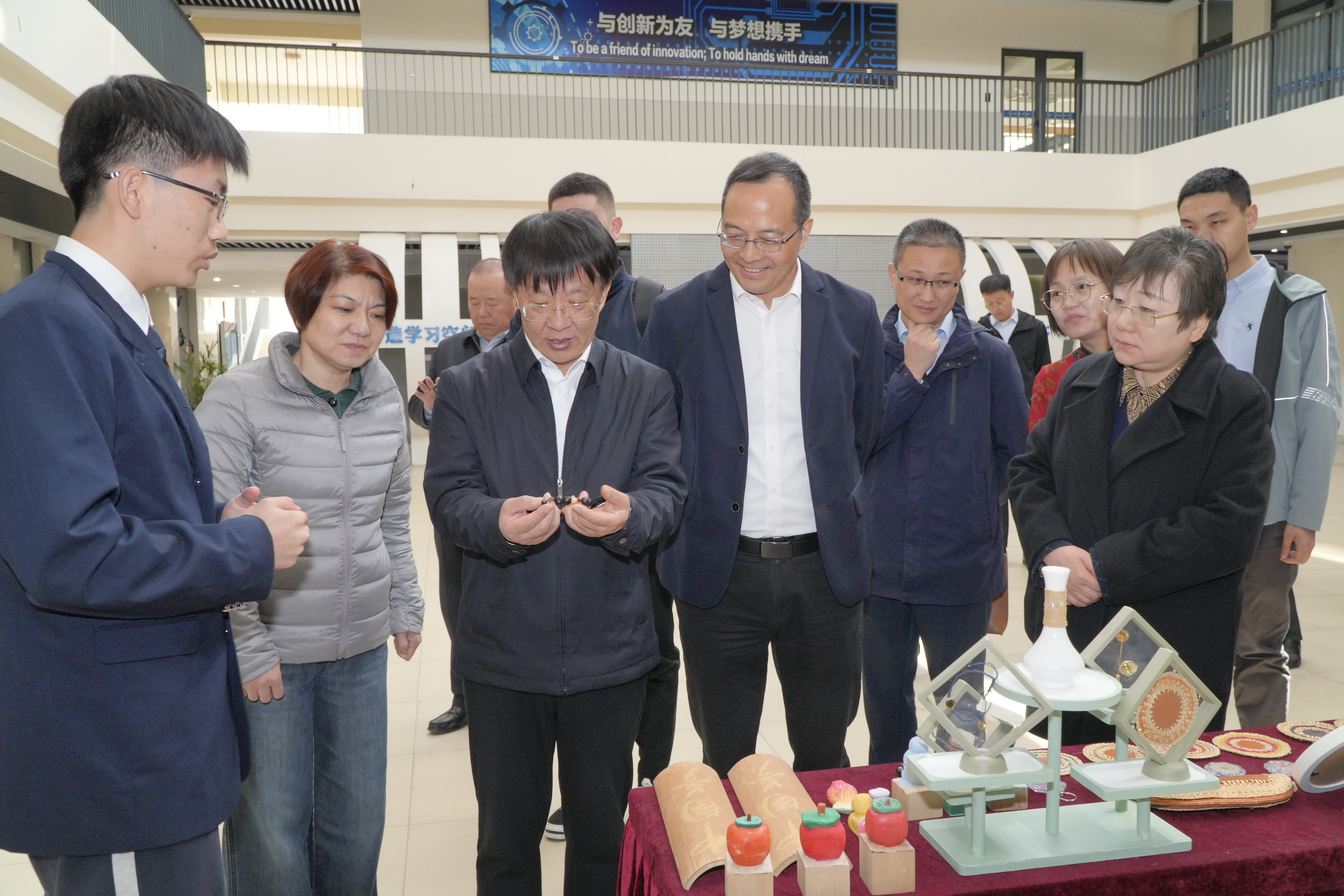 考察组调研嘉定一中