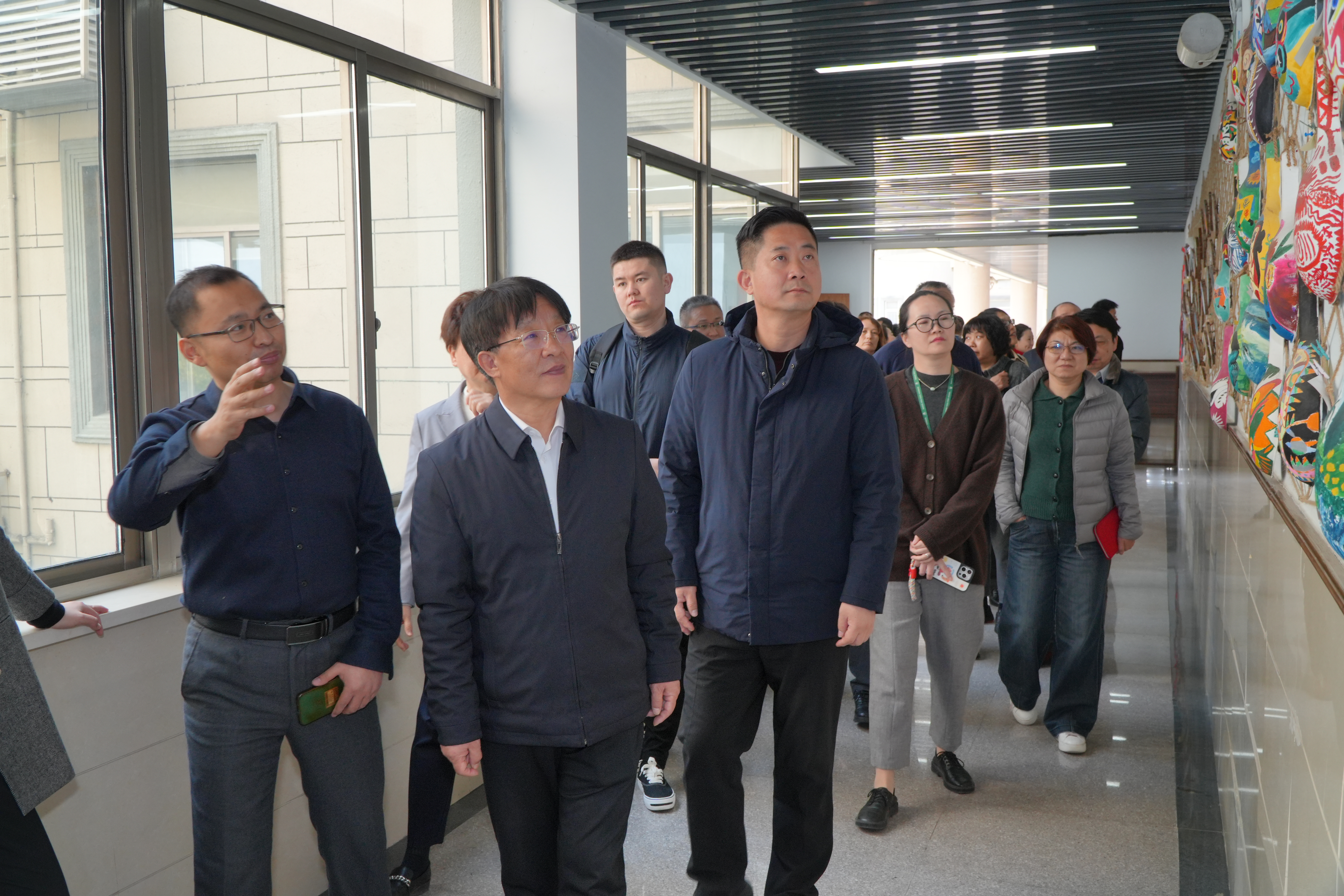 考察组调研育才中学