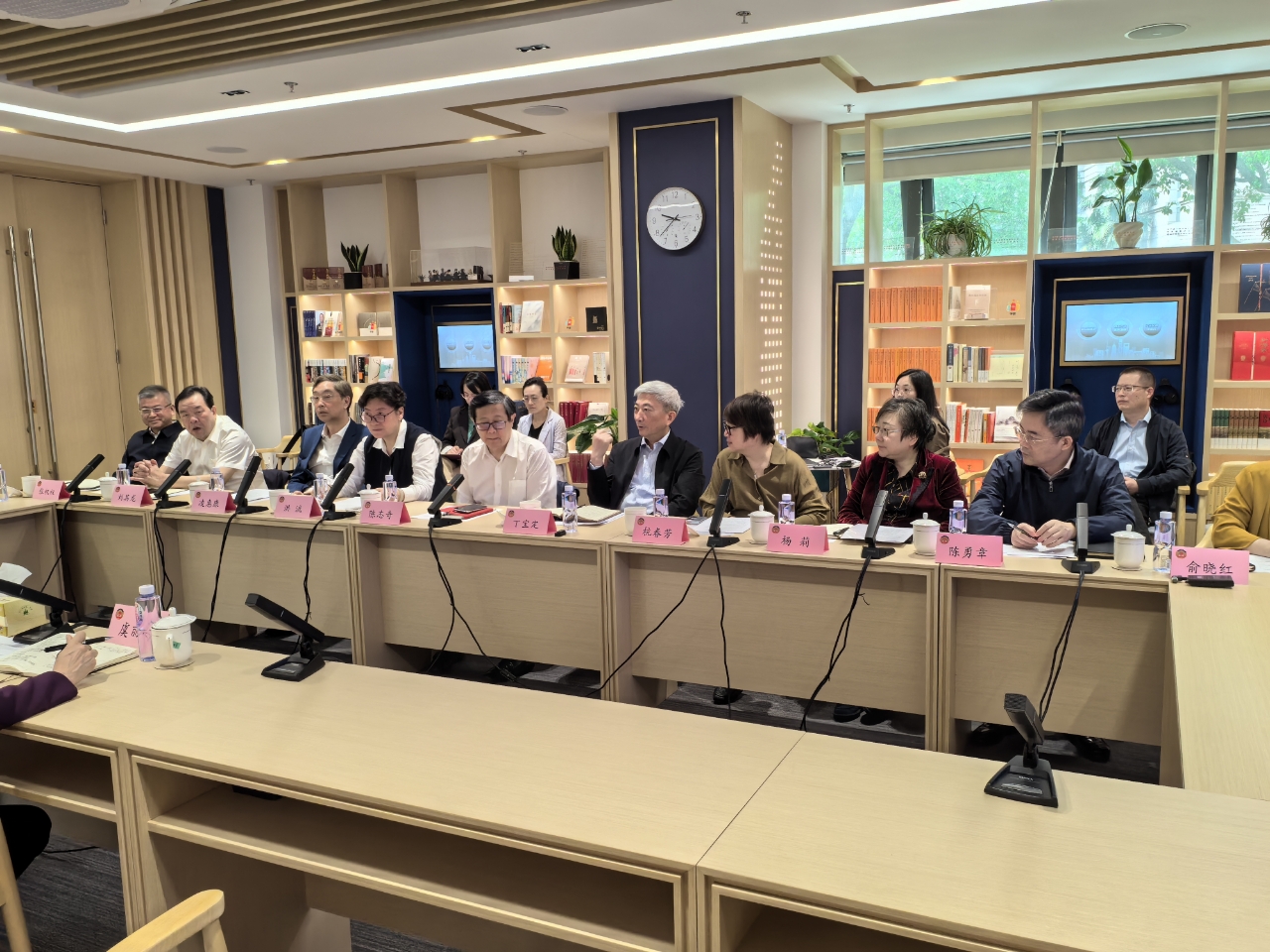 各区政协主席在会场积极建言 谢臻 摄