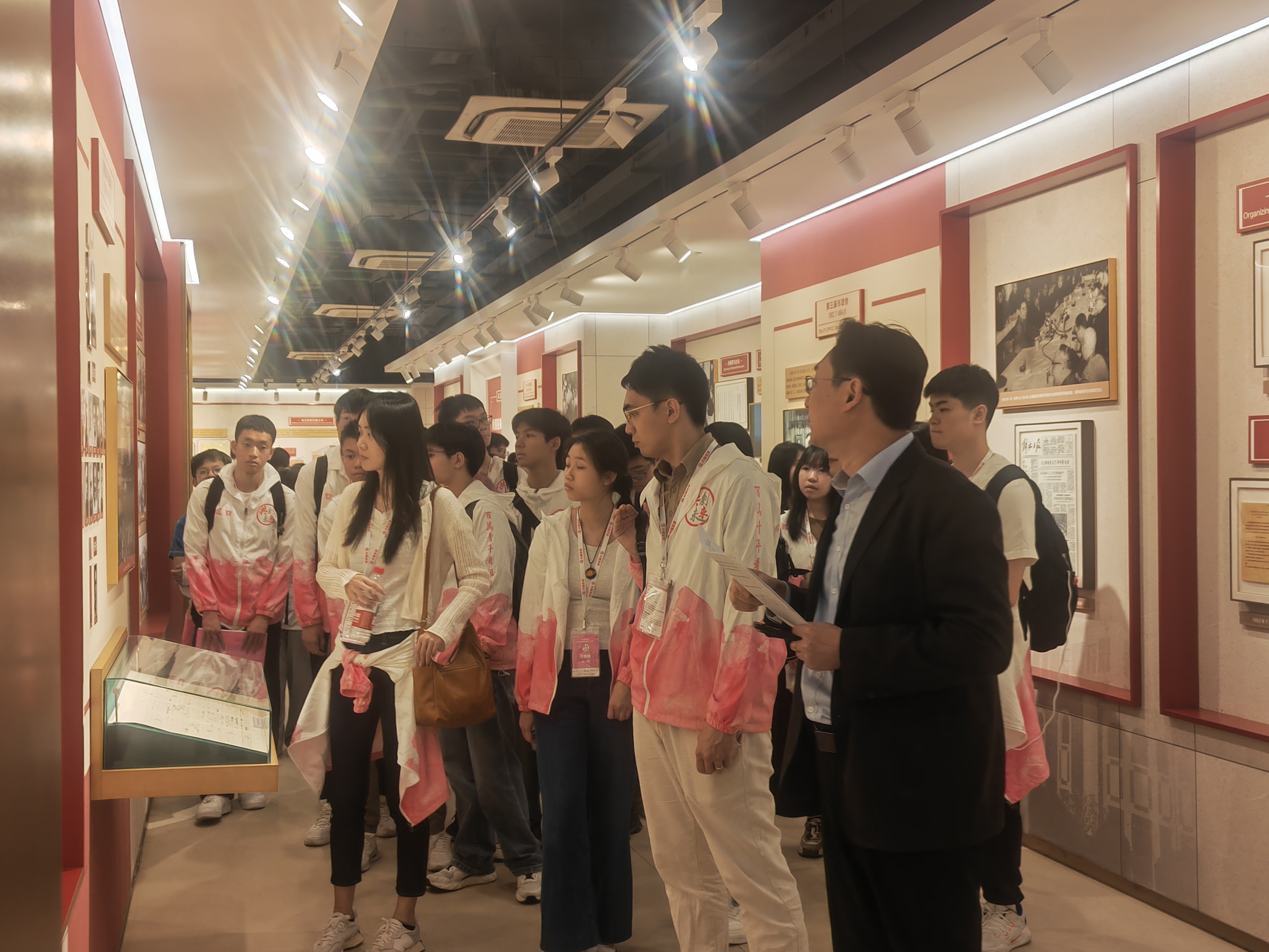 参观上海政协发展历程展 董潇韩摄