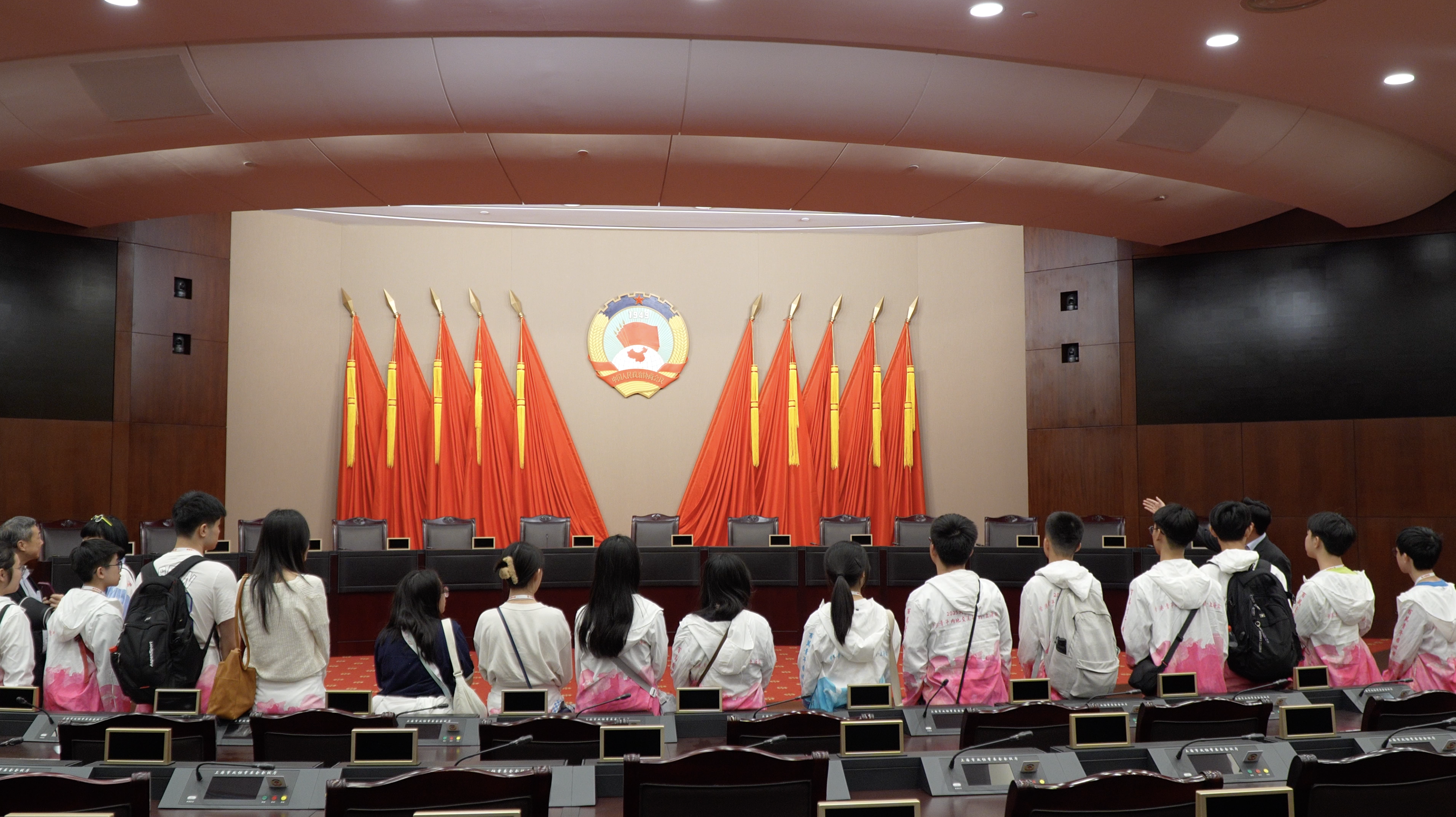 参观上海市政协常委会会议厅 张雷摄