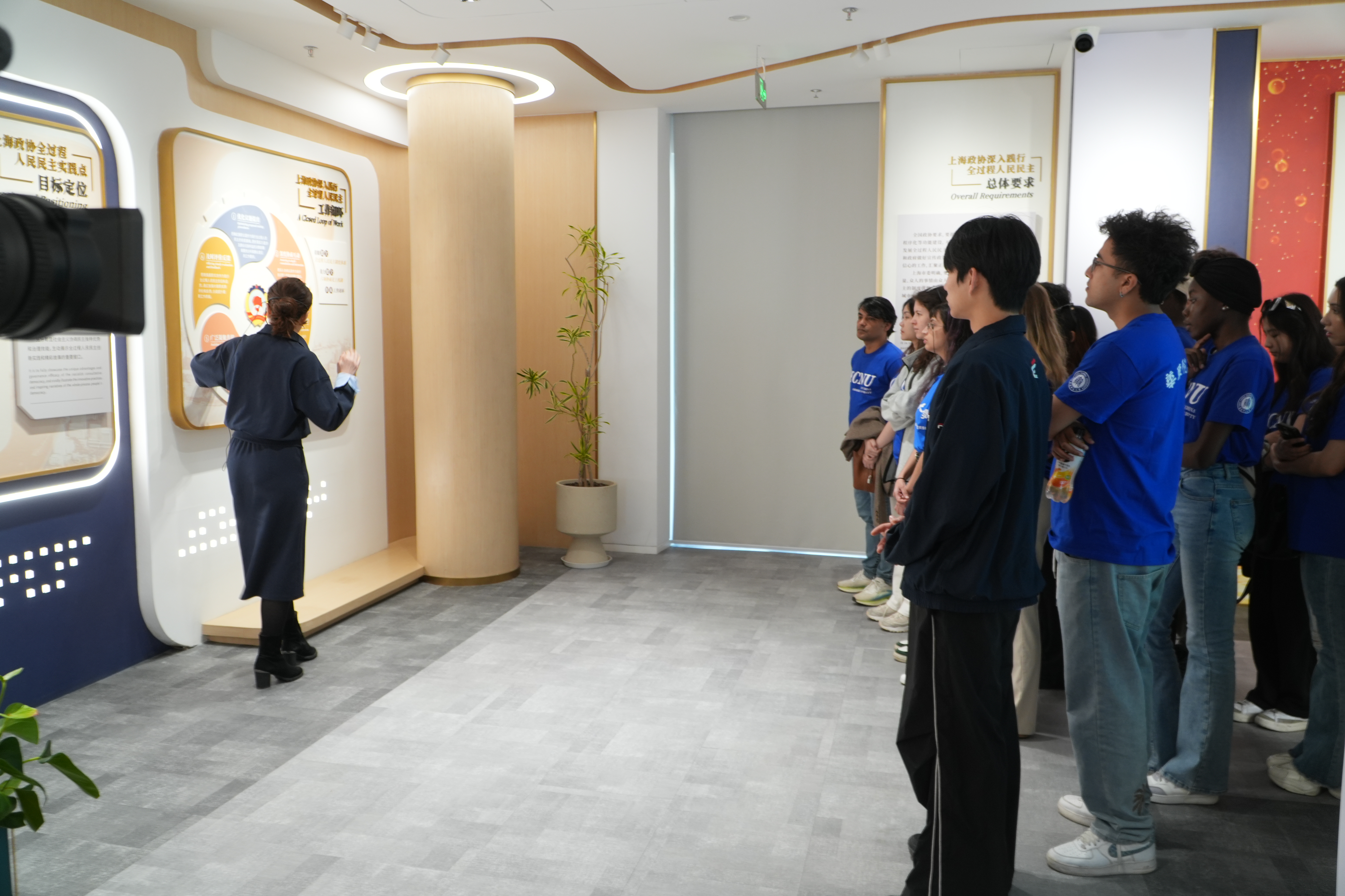 参观上海政协全过程人民民主实践点
