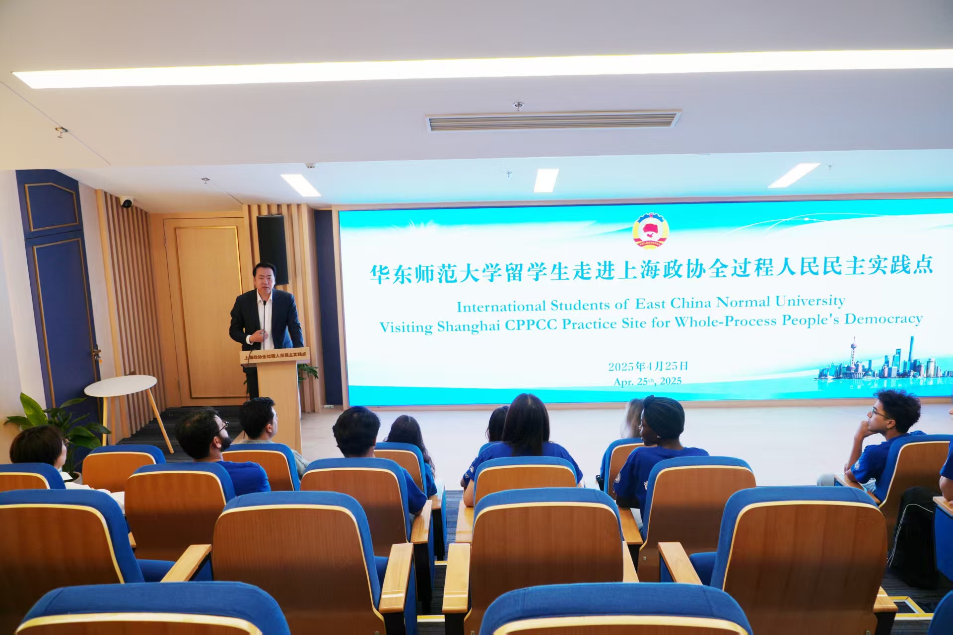 市政协科技和教育委员会专职副主任潘旭山介绍相关工作情况