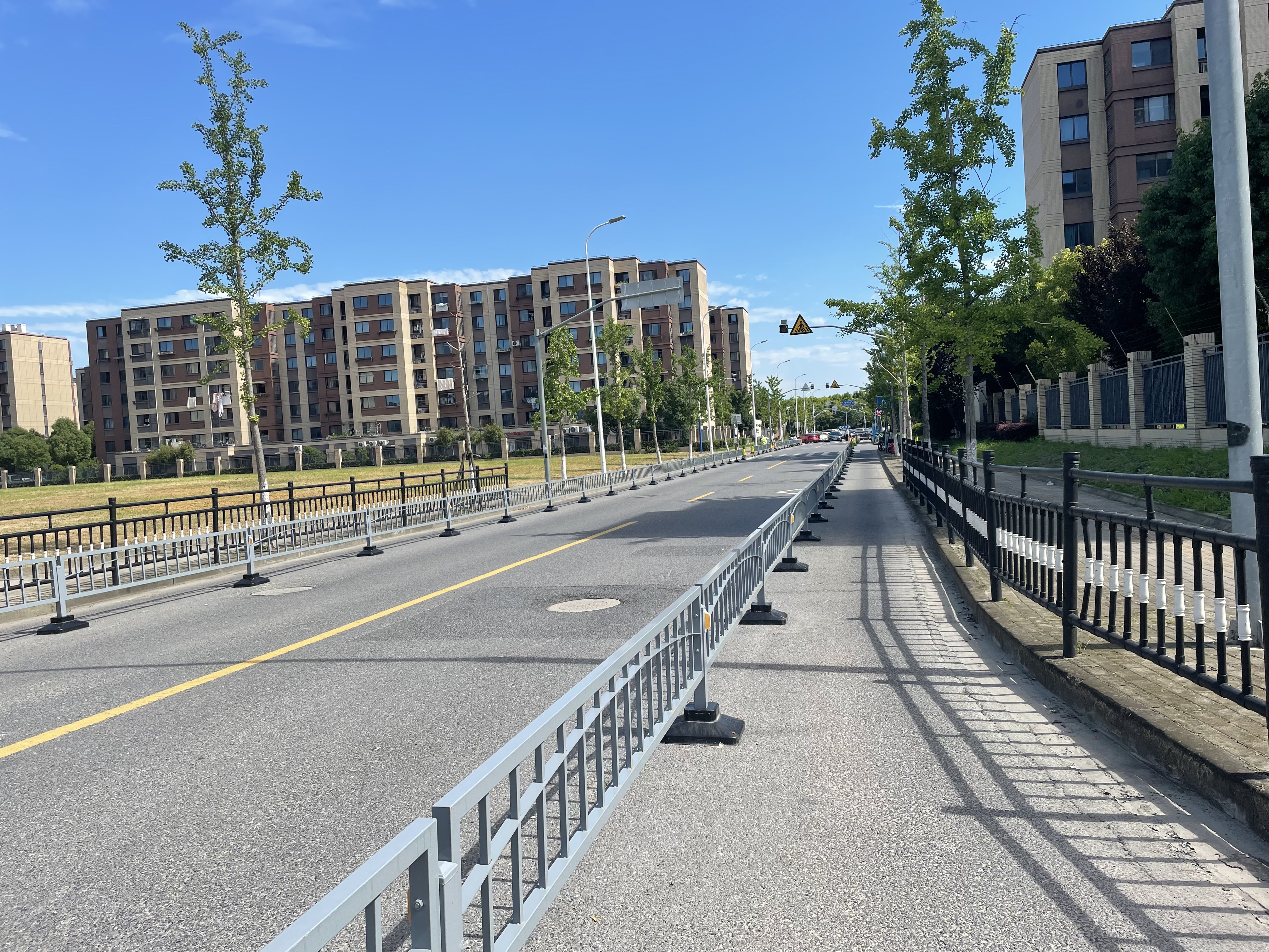 贡嘎山路结香苑门口设置机非隔离栏