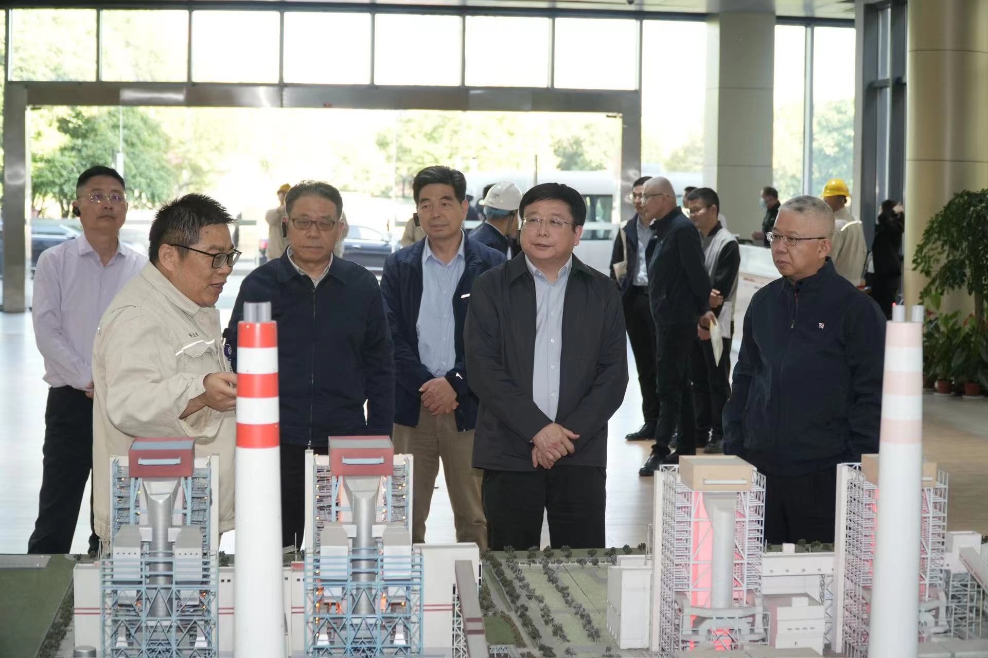 ​考察上海外高桥第三发电有限责任公司。林海 摄