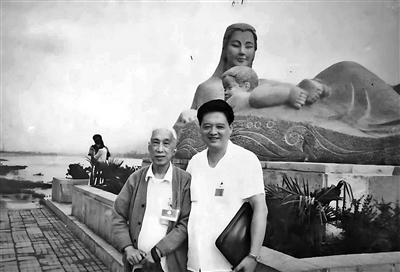 柯灵(左)与本文作者在赴甘肃视察途中合影
