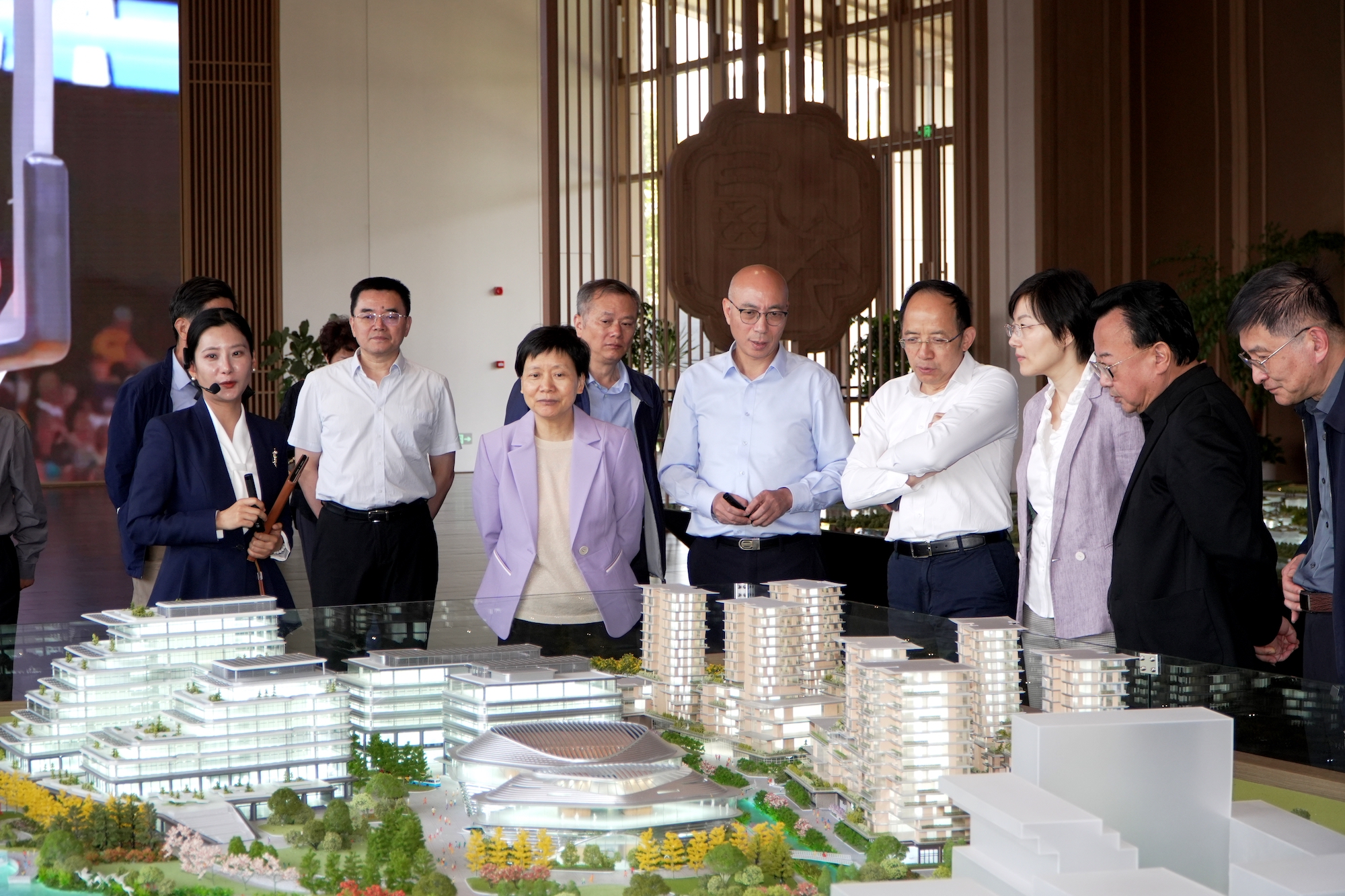 参观西岑科创中心规划展示馆