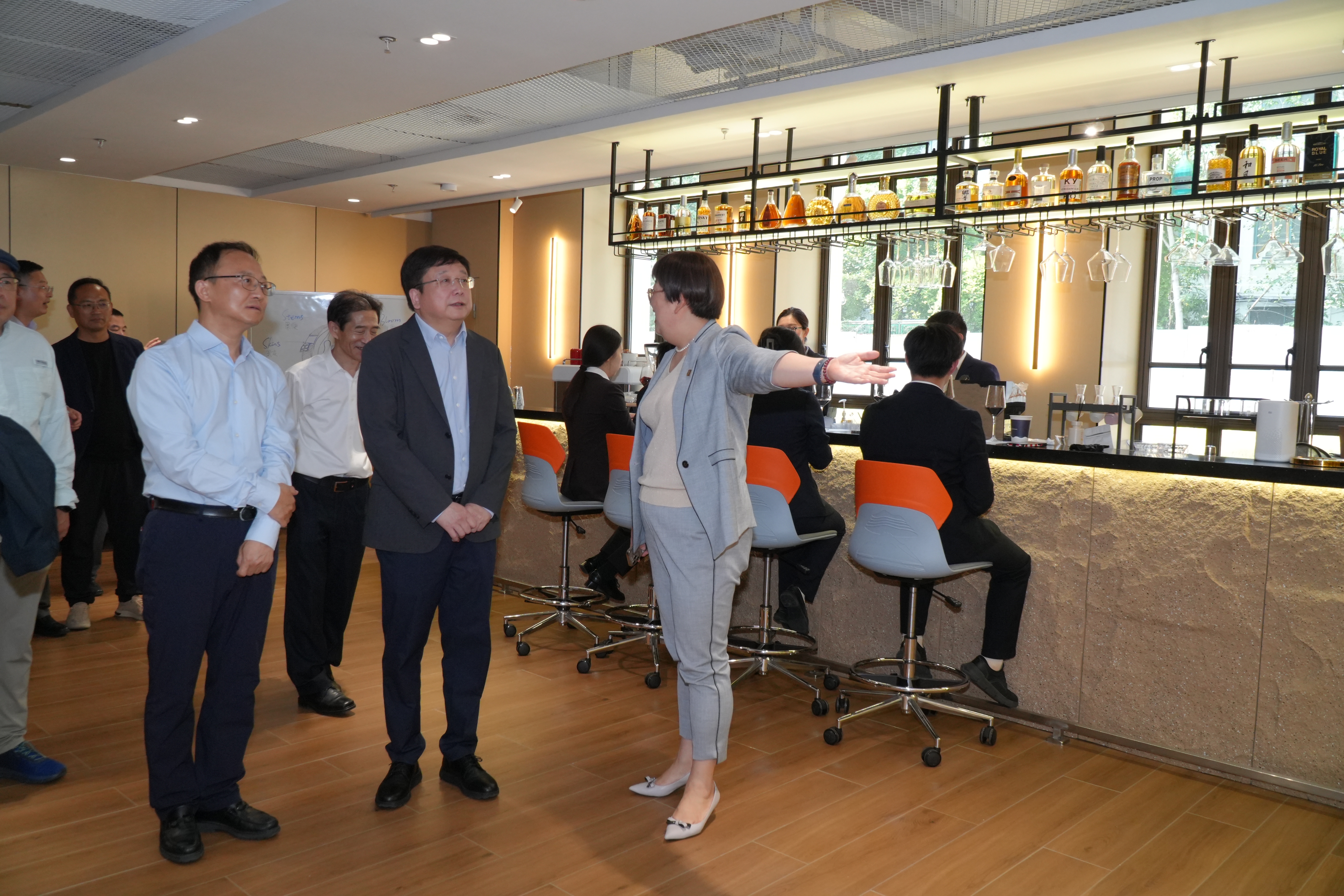 参观上海商学院洛桑酒店管理学院酒水实训室