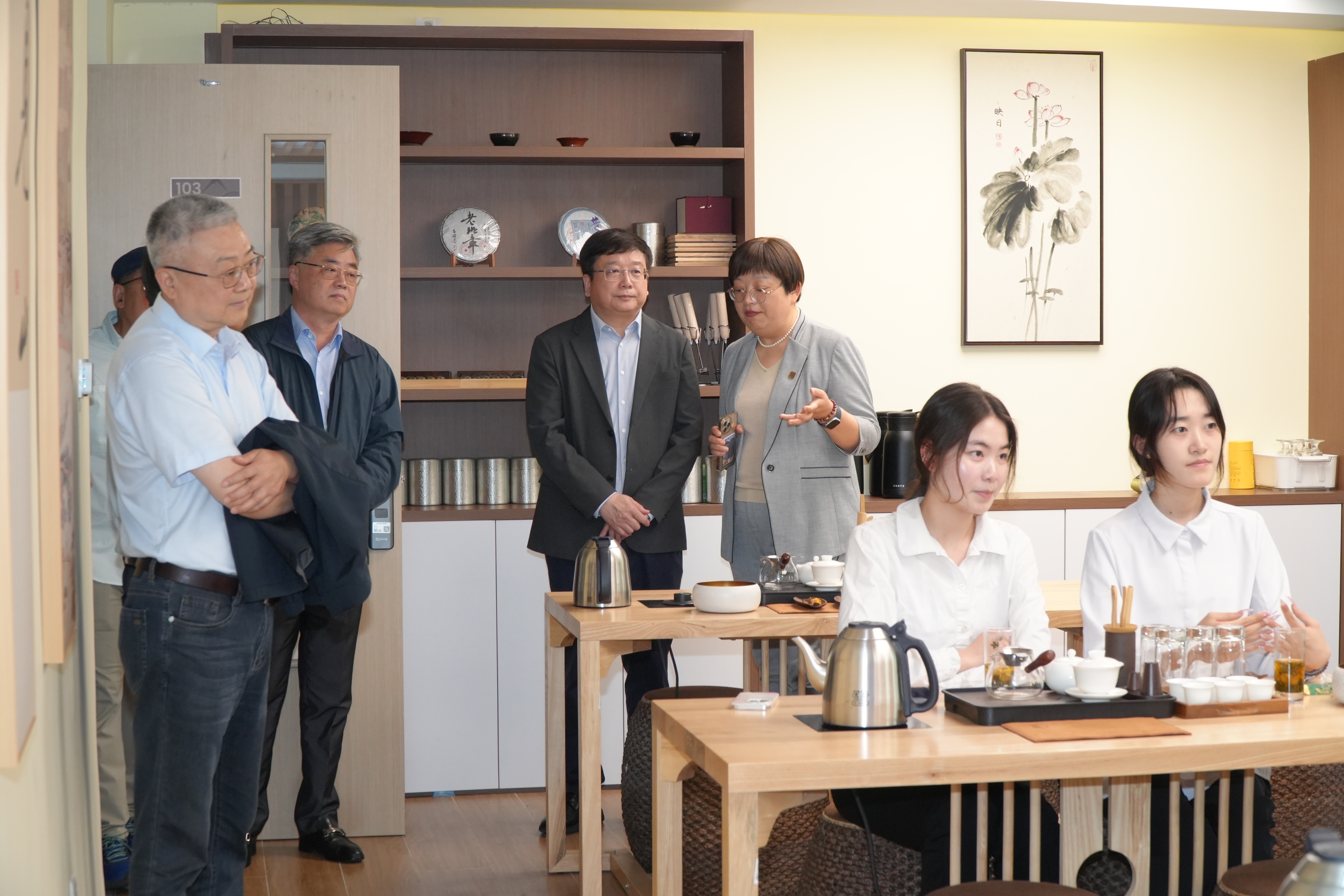 参观上海商学院洛桑酒店管理学院茶艺实训室