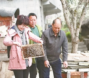 郁瑞芬委员(左一)在贵州和当地乡村振兴项目供应商、农户现场交流。