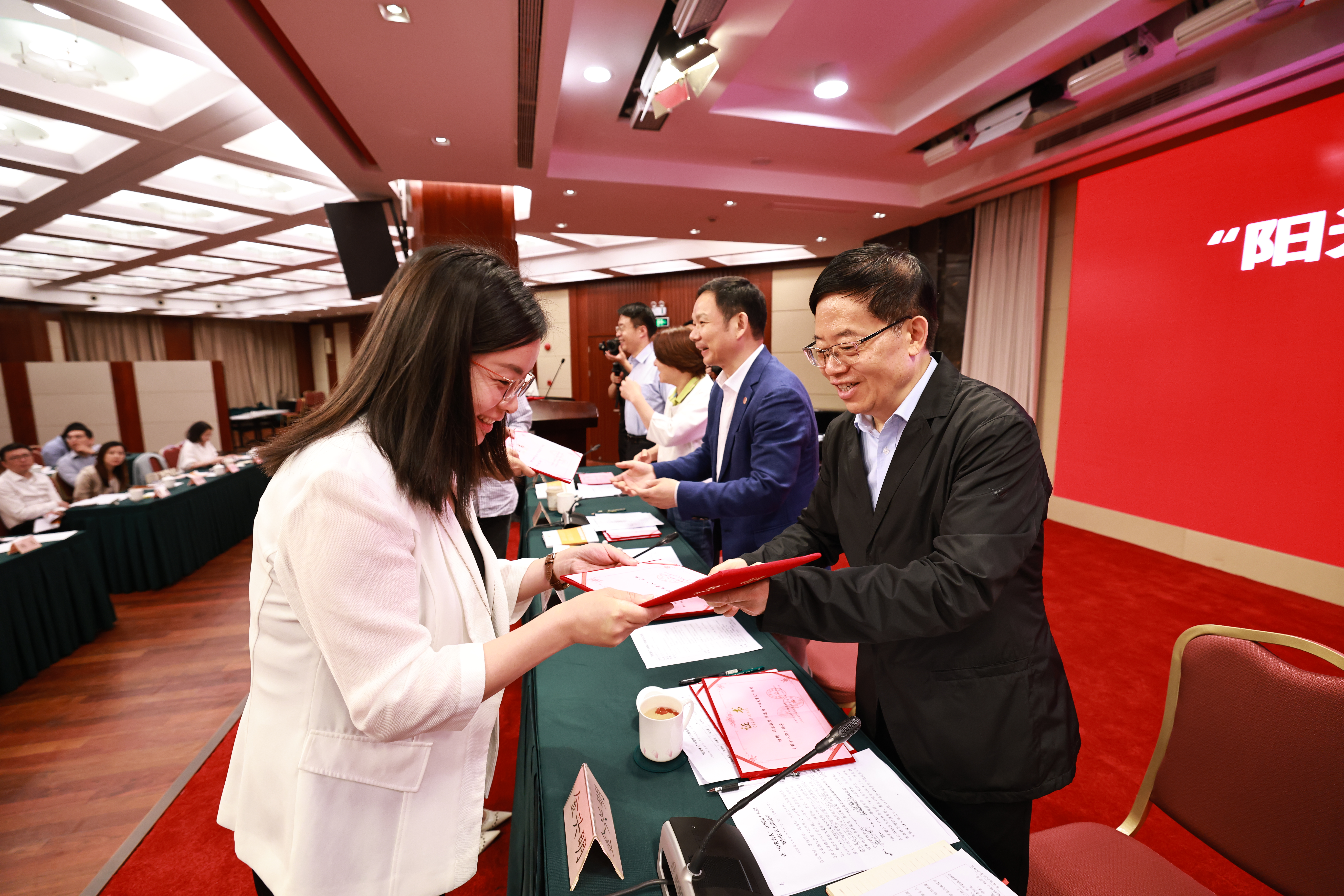 向导师、助导颁发证书