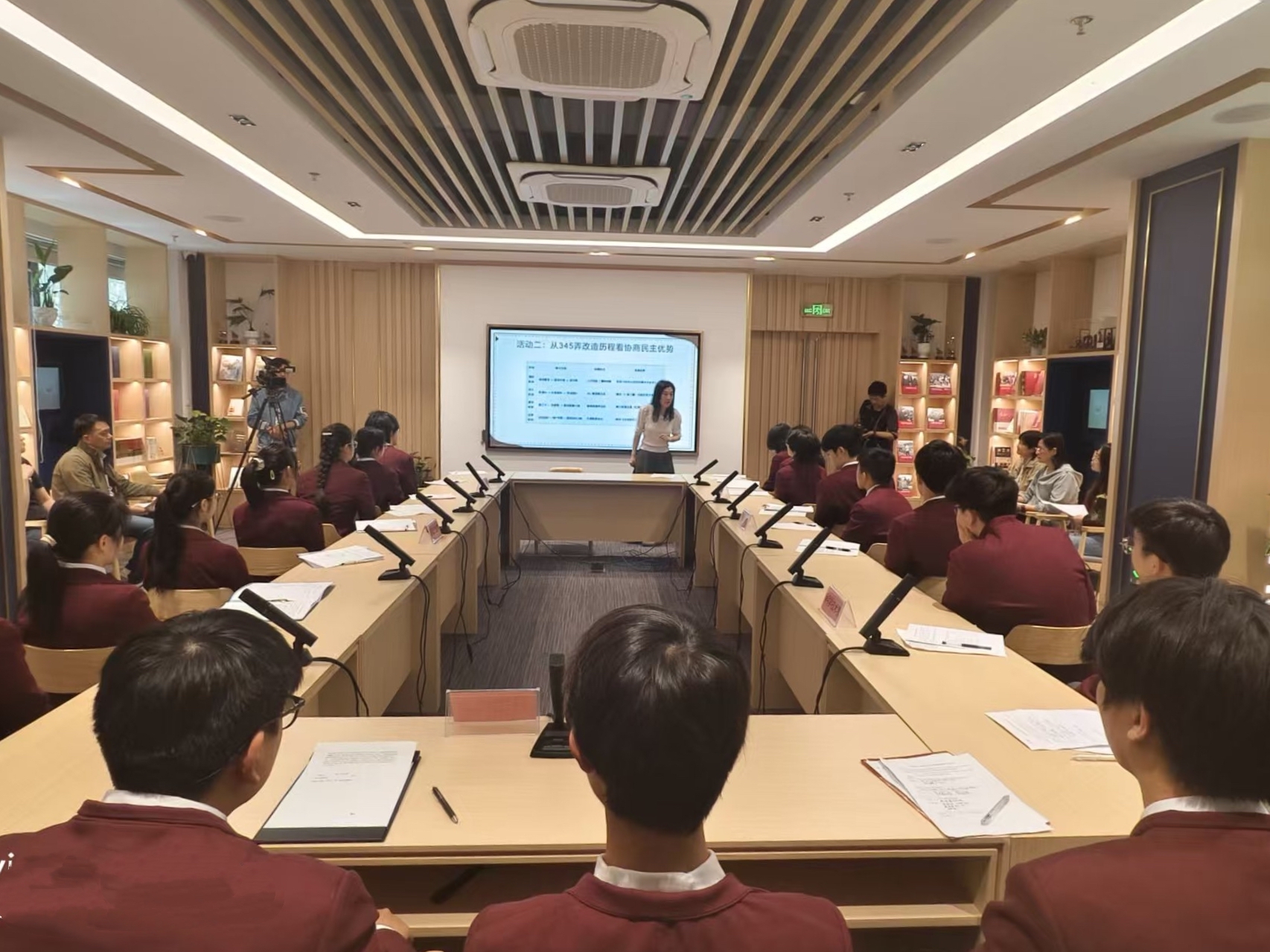 中学生在实践点开展“模拟协商”