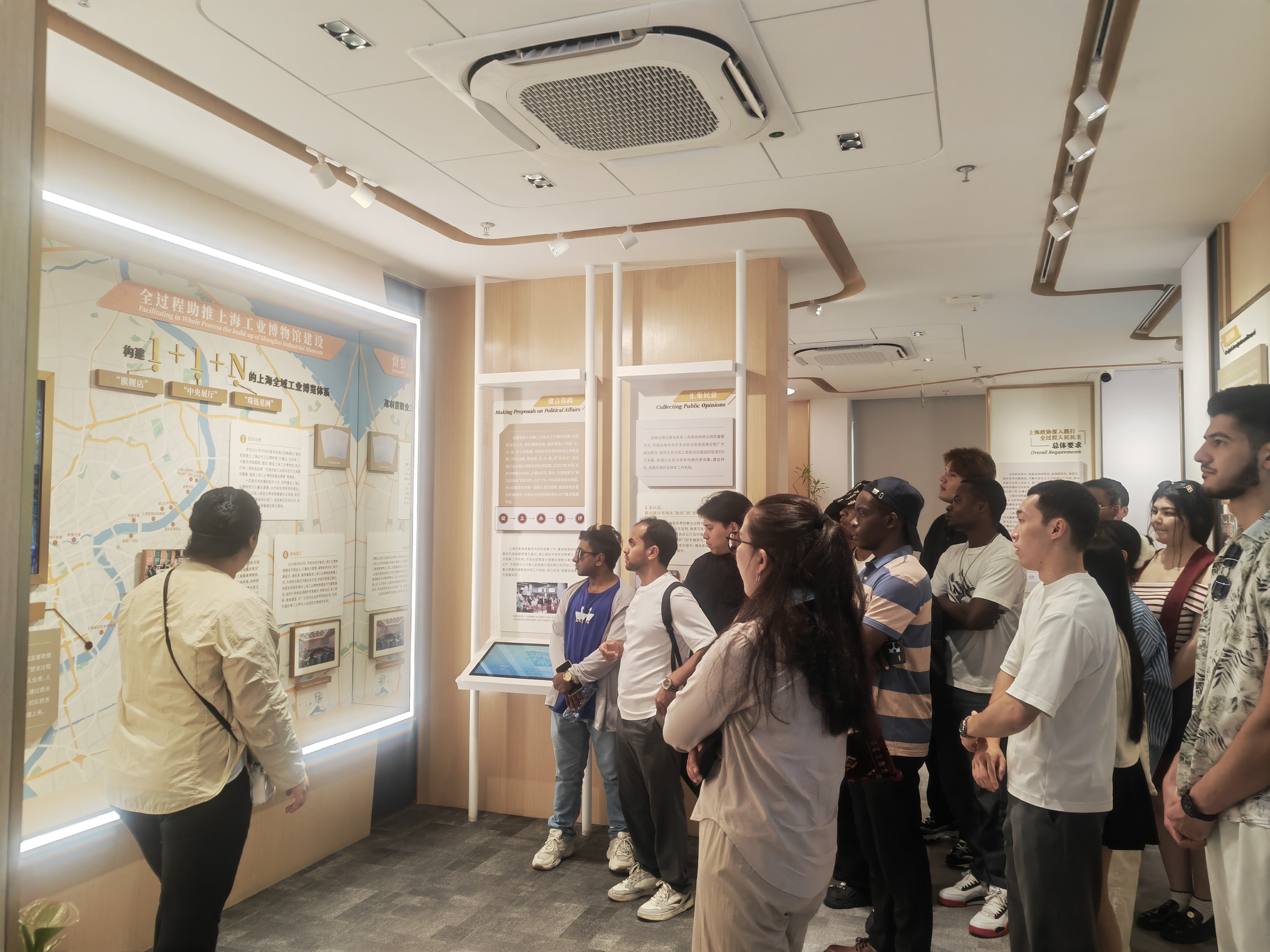 留学生走进实践点,解锁全过程人民民主的“上海样本”